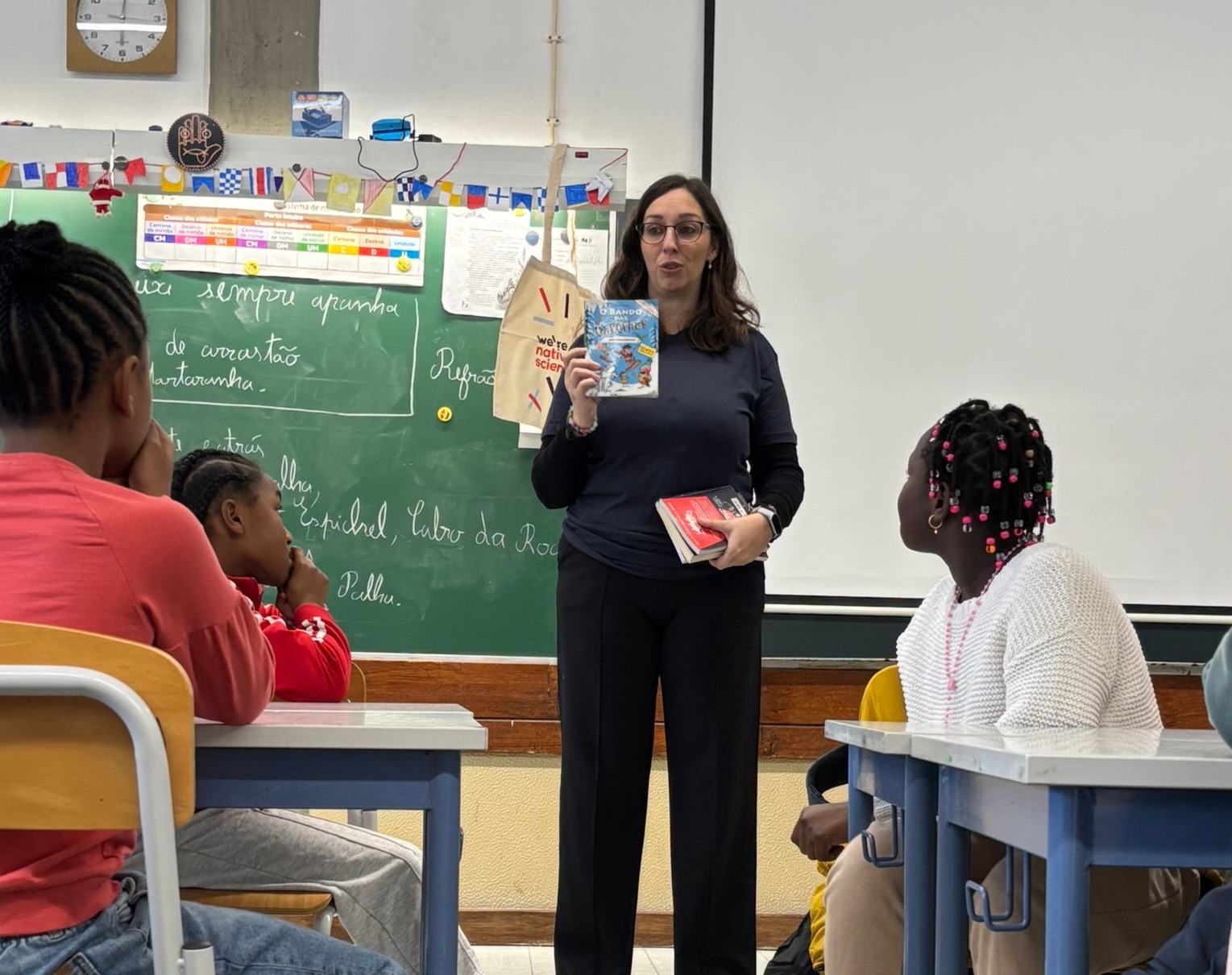 imagem professora com estudantes