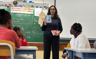 imagem professora com estudantes